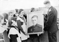 Красные галстуки, песни у костра и “Зарницы”. К 100-летию пионерской организации