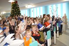 Более 150 детей из учреждений образования района приняли участие в районной благотворительной ёлке. "Герой працы" 28.12.2025 г.